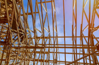 Mavi gökyüzüne karşı yeni bir inşaat evi.