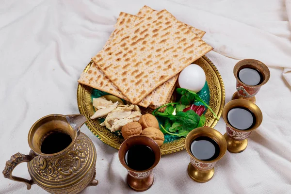 Páscoa matzoh pão feriado judaico com kiddush quatro xícara de vinho — Fotografia de Stock