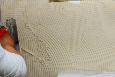 Banyoda yerde döşeme uygulanmadan önce ıslak harç yaymak