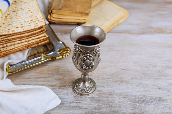 Pesah celebração do feriado, pão ázimo matza e copo kosher vinho — Fotografia de Stock