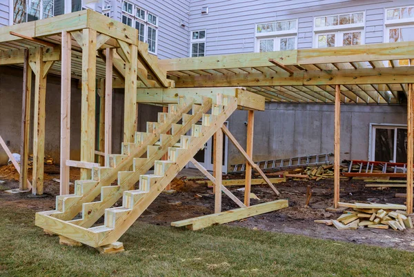 Instalación de tableros de cubierta con cubierta sobre tierra, construcción de patio. — Foto de Stock