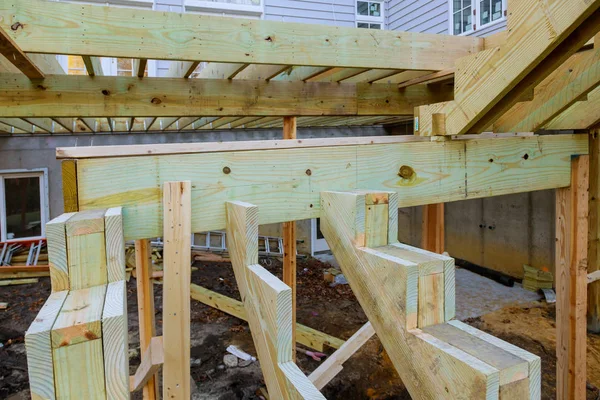 Construindo um pátio com piso de alpendre de madeira no pátio fora da nova casa — Fotografia de Stock