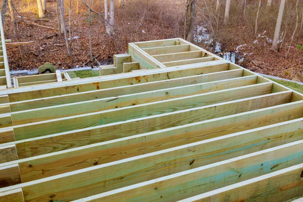 Instalación de pavimentos de tablones de terraza de patio de madera — Foto de Stock