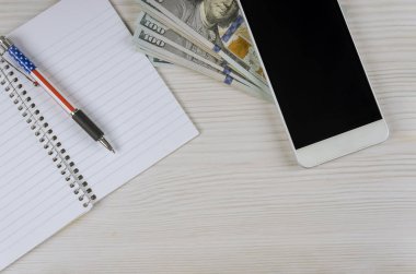 Defter, dolar ve telefon ile nakit ödeme kaydı..