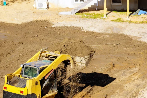 Бульдозер движется, выравнивает почву на строительной площадке — стоковое фото