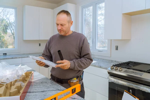 Installateur installiert mit Wasserhahn — Stockfoto