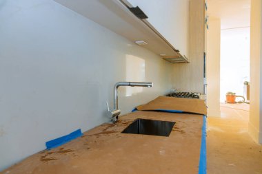 Modern tarzda yeni klasik mutfak. Mutfakta yeni bir lavabo.