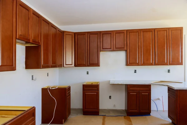 Heimwerkerküche in neuem Küchenschrank eingebaut — Stockfoto