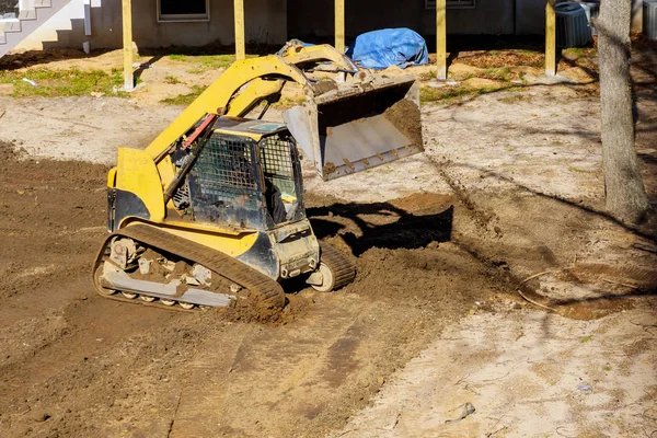 Mini bulldozer con terra che fa lavori paesaggistici — Foto Stock