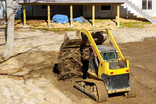 Bulldozer moviéndose, nivelando el terreno en el sitio de construcción — Foto de Stock