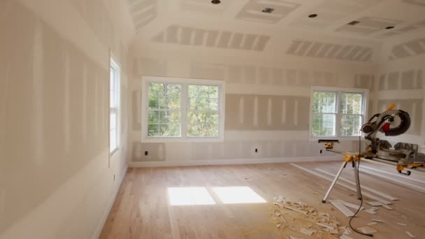 Nieuw huis te installeren materiaal voor reparaties in een appartement is in aanbouw, verbouwing, herbouw — Stockvideo
