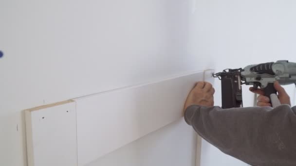 Molduras de instalación en la pared del fragmento de moldeo , — Vídeos de Stock