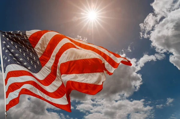 Американський прапор розмахує вітром. — стокове фото