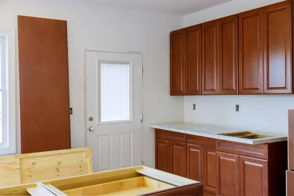 Home förbättring kök vy installerad i ett nytt köksskåp — Stockfoto