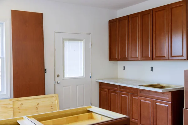 Vista de la cocina de mejora del hogar instalado en un nuevo gabinete de cocina — Foto de Stock