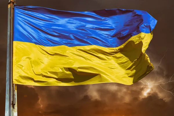 Національний жовтий синій прапор України на блискавичному штормі — стокове фото