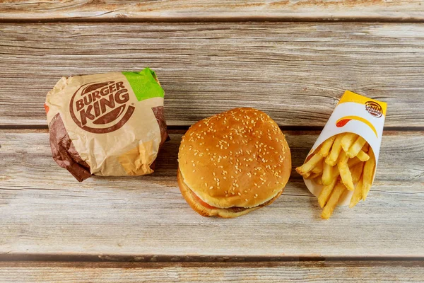 Burger King Set tiene hamburguesa papas fritas en mesa de madera — Foto de Stock