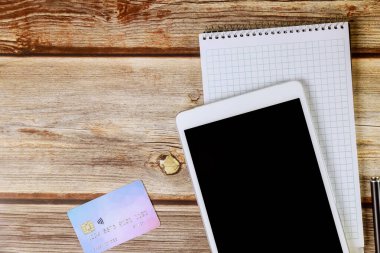 İnternet dijital mobil tablet kredi kartında çevrimiçi ödeme satın alma