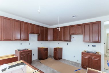 Yeni bir mutfak dolabına ev yapımı mutfak manzarası yerleştirildi