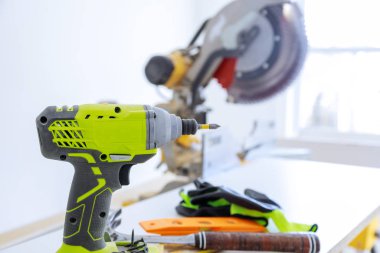 Kablosuz tornavida matkabı dairesel testere yumuşak odak bir set