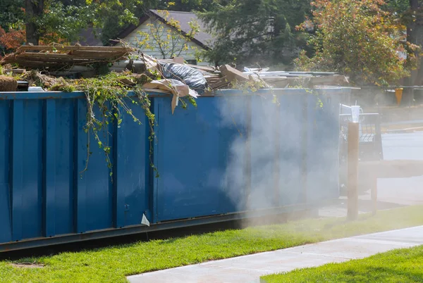 Contenitori blu per rifiuti di grandi dimensioni riciclaggio di nuova costruzione ecologia — Foto Stock