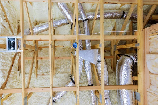 Aislamiento de espuma térmica de plástico nueva instalación del ático del hogar del sistema de calefacción en el techo —  Fotos de Stock