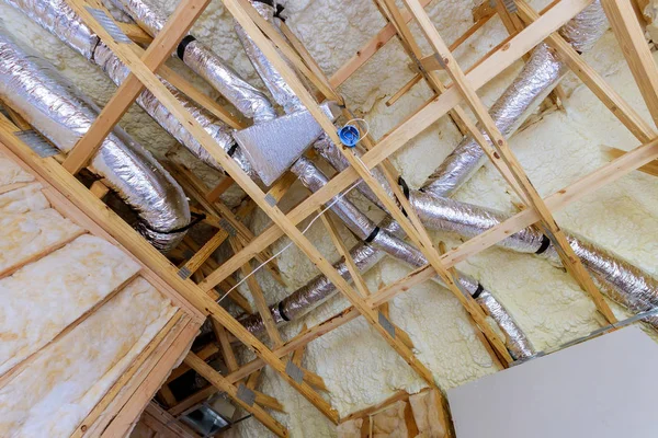 Instalación de ventilación de tubería HVAC sistema de calefacción en el techo instalación de techo se rocía con espuma aislante líquido — Foto de Stock