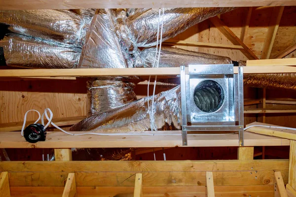 Construcción nueva vivienda con instalación de ventilación HVAC en techos —  Fotos de Stock