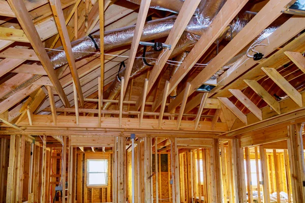 Instalación de conductos HVAC ventilación sistema de calefacción en el techo de la construcción con vigas de madera —  Fotos de Stock