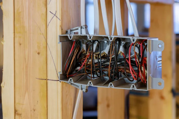 Vue intérieure d'une boîte électrique avec câblage dans une nouvelle maison en construction poutres en bois — Photo