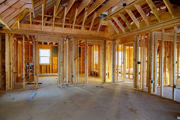 Yeni evin çerçeve kirişinin inşaatı ev çerçevesi — Stok fotoğraf