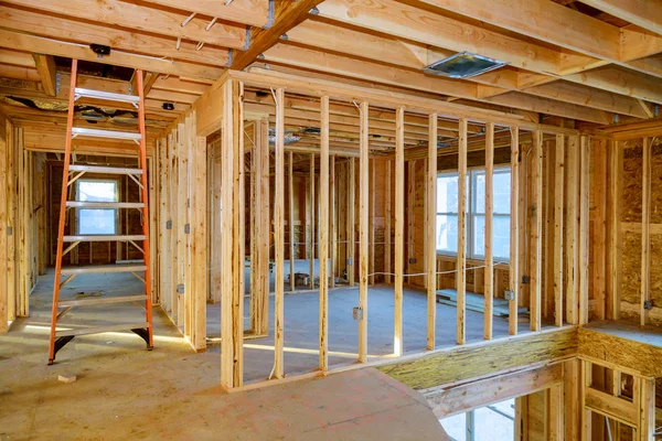 En construcción casa enmarcado vista interior de la casa — Foto de Stock