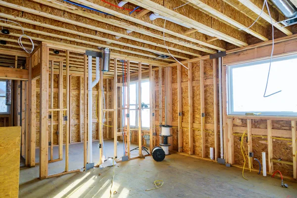 Wnętrze z drewnianą belką ramową nowego domu pod zabudowę drewnianą — Zdjęcie stockowe
