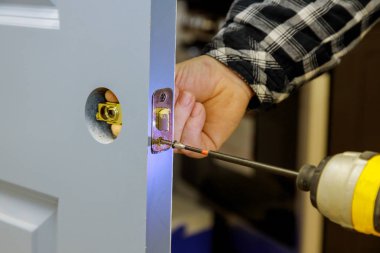 İnşaatçı odaya bir doot yüklüyor