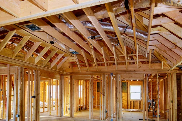 Dom w budowie drewnianych belek przy budowie dachu klimatyzatora otwory wentylacyjne — Zdjęcie stockowe