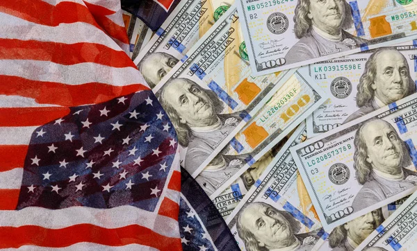 Αμερικανική σημαία και τραπεζογραμμάτια 100 δολάρια ΗΠΑ χαρτονόμισμα — Φωτογραφία Αρχείου