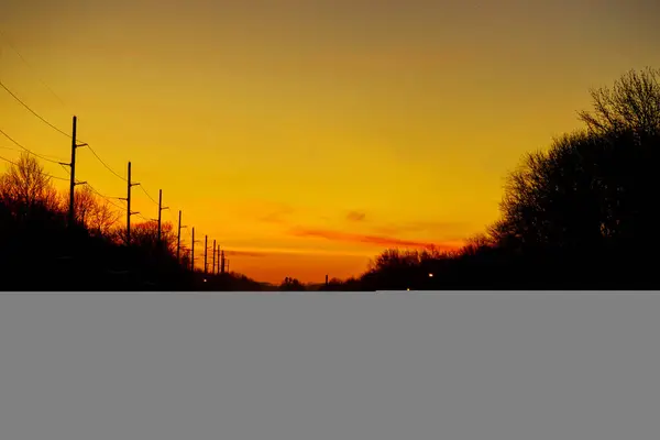 Автомобілі, застрягли в трафіку під час драматичного заходу сонця — стокове фото