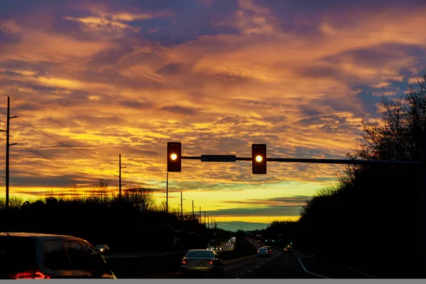 Tráfego noturno, carros na estrada na noite do pôr do sol — Fotografia de Stock