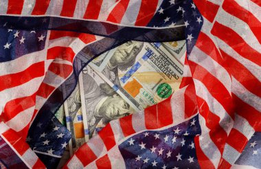 Amerikan bayrağına sarılmış 100 dolar.