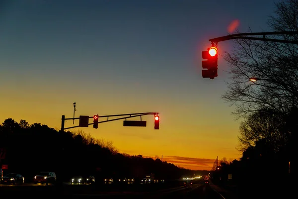 Coches atascados en el tráfico a la hora del atardecer —  Fotos de Stock