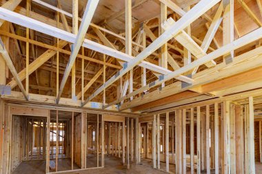Yeni evin ahşap çerçeve kirişiyle iç döşemesi inşaat kirişi ahşap