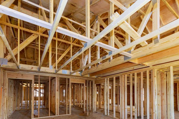 Interiör med trä inramning balk av nytt hus under konstruktion balk trä — Stockfoto