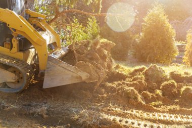 Buldozer toprak inşaat ekipmanlarını yer kazıyor.