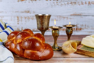 Shabbat shalom geleneksel Yahudi ritüeli challah ekmeği, şarap mumları