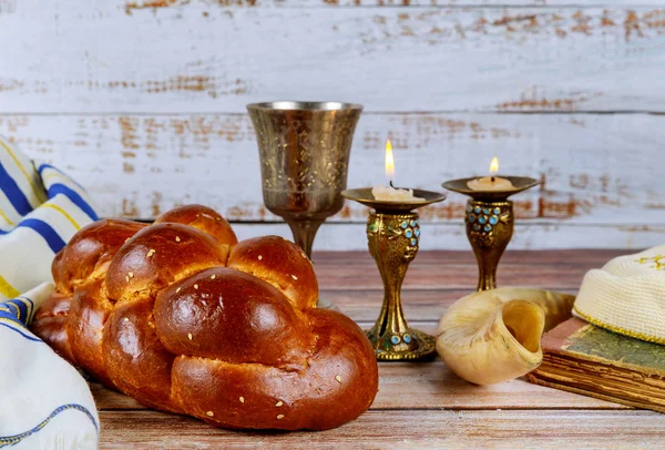 Shabbat shalom tradicional judaica ritual chalá pão, velas de vinho — Fotografia de Stock