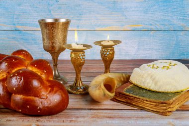 Şabat challah ekmek, Şabat şarap ve mumlar masada