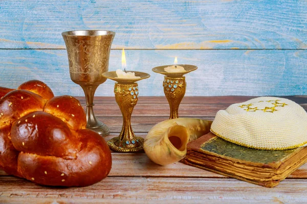 Pan de shabat, vino de shabat y velas en la mesa —  Fotos de Stock