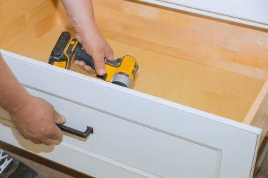 Mutfak dolaplarına çekmece sapı montajı