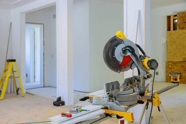 Construction remodeling home cutting wooden trim board with circular saw. — Stockfoto
