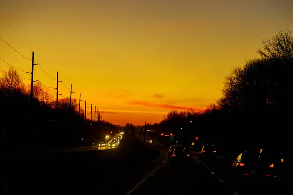 Samochody utknęły w korku o dramatycznym zachodzie słońca — Zdjęcie stockowe